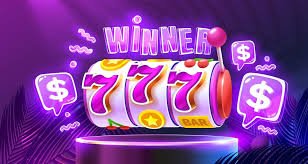 Myanmar Gambler မိုဘိုင်းဖုန်းဖြင့် Online Slots ကစားနေသည်